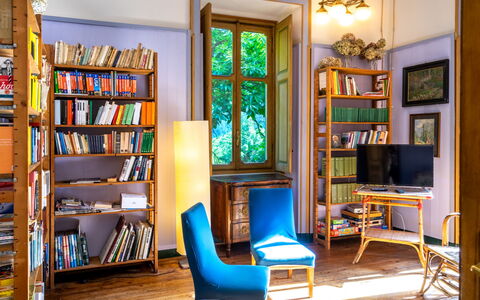 Villa Biino: Libreria, Proprietà, Mobilia, Mensola, Cornice, Tavolo, Libro, Legna, Scaffalature, Illuminazione