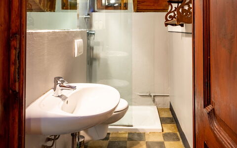 Villa Biino: Marrone, Specchio, Rubinetto, Idraulico Fixture, Lavandino Del Bagno, Lavello, Proprietà, Bagno, Legna, Interior Design