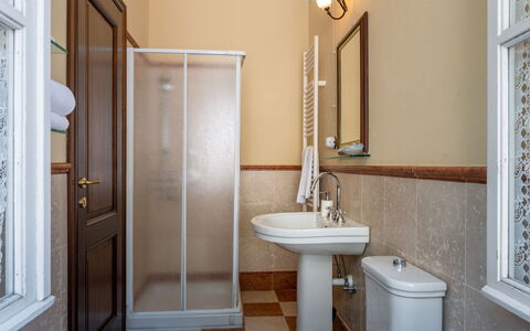Savio: Rubinetto, Specchio, Lavello, Idraulico Fixture, Proprietà, Lavandino Del Bagno, Fotografia, Bagno, Costruzione, Viola