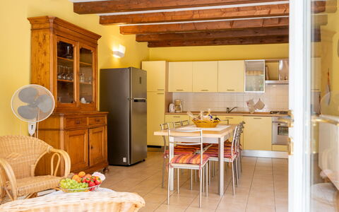 Savio: Tavolo, Mobilia, Cabinetry, Proprietà, Controsoffitto, Legna, Cucina, Interior Design, Pavimentazione, Giallo