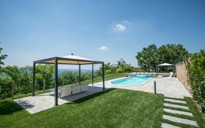 Cascina Castello 602.2: Cielo, Acqua, Pianta, Nube, Shade, Albero, Piscina, Lotto, Mobili Da Esterno, Erba