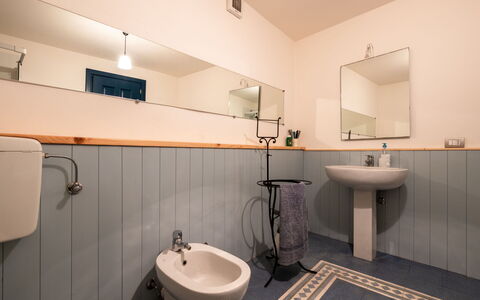 Carla: Specchio, Idraulico Fixture, Rubinetto, Lavello, Lavandino Del Bagno, Proprietà, Costruzione, Viola, Bagno, Interior Design