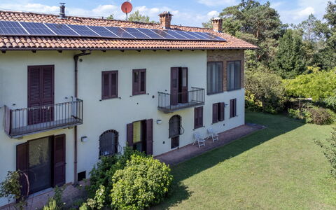 Carla: Pianta, Cielo, Proprietà, Finestra, Costruzione, Nube, Albero, Lotto, Erba