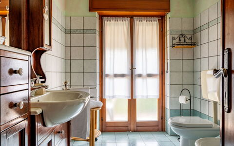 Ca' D'Gnese: Rubinetto, Idraulico Fixture, Lavello, Proprietà, Costruzione, Lavandino Del Bagno, Legna, Bagno, Viola