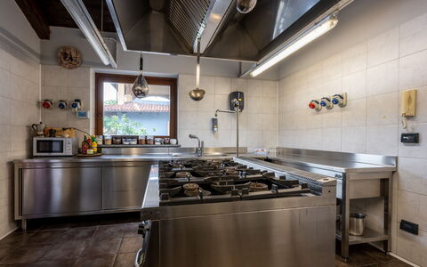 La Grotta di Cech: Cabinetry, Controsoffitto, Cucina, Cucina Stufa, Interior Design, Elettrodomestico Da Cucina, Lavello, Casa, Legna, Stufa A Gas
