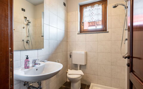 La Grotta di Cech: Marrone, Idraulico Fixture, Rubinetto, Lavandino Del Bagno, Proprietà, Lavello, Specchio, Bagno, Viola, Costruzione