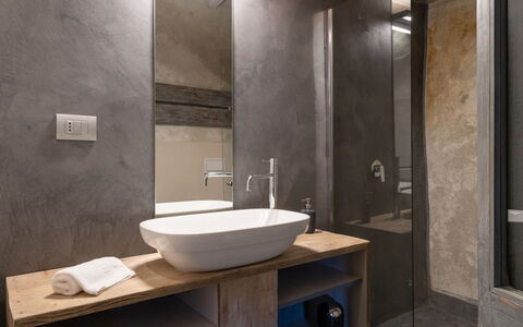 Torre Paponi 602: Bagno, Camera, Proprietà, Lavandino Del Bagno, Lavello, Parete, Piastrella, Idraulico Fixture, Architettura, Interior Design