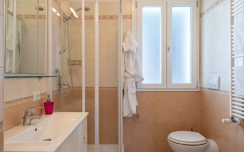 Pietrabruna 665: Bagno, Camera, Proprietà, Parete, Interior Design, Architettura, Idraulico Fixture, Porta, Costruzione, Casa
