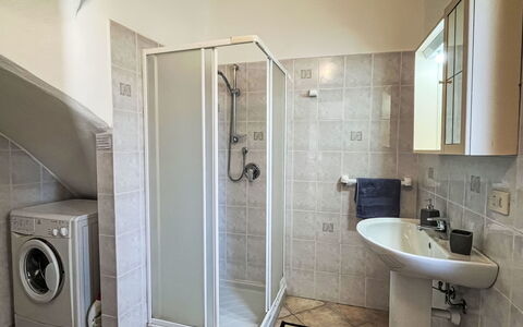 Casa Simona (Dol134): Lavanderia, Specchio, Idraulico Fixture, Rubinetto, Lavello, Asciugatrice, Lavatrice, Bagno, Costruzione