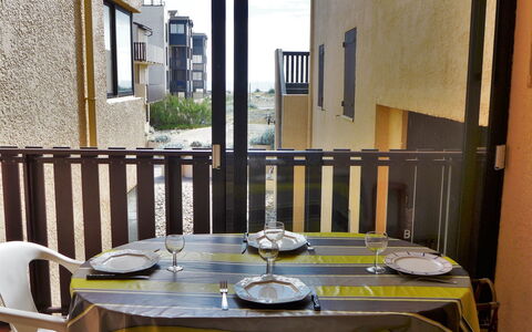 Lacanau 450: Ristorante, Camera, Proprietà, Giallo, Tavolo, Costruzione, Interior Design, Mobilia, Casa, Immobiliare