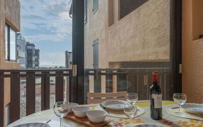 Lacanau 450: Tavola, Tavolo, Mobilia, Dishware, Finestra, Bicchieri, Bottiglia, Stemware, Costruzione, Piatto