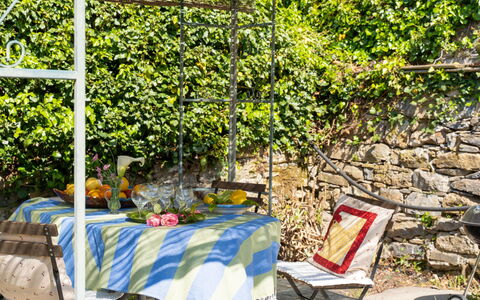 Molini di Prelà 627: Mobilia, Mobili Da Esterno, Tavolo, Sedia, Tavolo Esterno, Shade, Giardino, Tovaglia, Backyard, Struttura Esterna