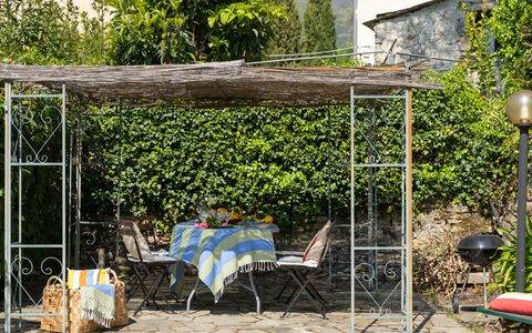 Molini di Prelà 627: Pianta, Shade, Sedia, Albero, Street Luce, Mobili Da Esterno, Tavolo Esterno, Tempo Libero, Tavolo, Erba