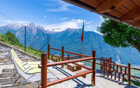 La Tana del Lupo: Cielo, Nube, Proprietà, Montagna, Shade, Legna, Albero, Recinzione, Architettura, Biome