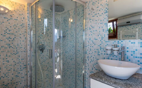La Tana del Lupo: Specchio, Idraulico Fixture, Rubinetto, Proprietà, Doccia Porta, Soffione Doccia, Lavello, Bagno, Blu, Doccia