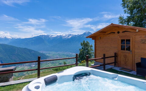 La Tana del Lupo: Cielo, Nube, Acqua, Montagna, Vasca Da Bagno, Finestra, Pianta, Natura, Azzurro, Piscina