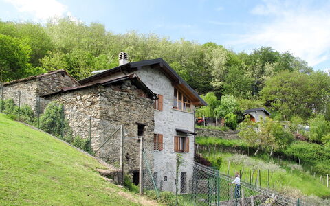 Cascina Ulivi: Proprietà, Casa, Villetta, Paesaggio Naturale, Area Rurale, Erba, Costruzione, Agriturismo, Lotto, Villaggio