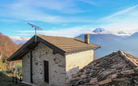 Cascina Ulivi: Cielo, Nube, Montagna, Pianta, Legna, Costruzione, Highland, Albero, Casa, Finestra