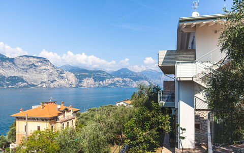 Brenzone 699: Cielo, Acqua, Nube, Costruzione, Pianta, Montagna, Albero, Casa, Finestra, Lago