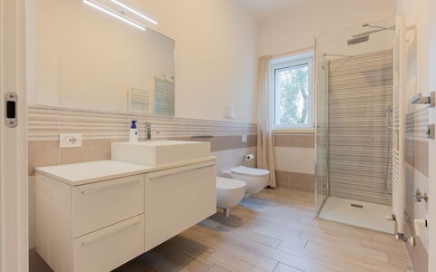Brenzone 699: Bagno, Camera, Proprietà, Interior Design, Pavimento, Piastrella, Mobilia, Costruzione, Immobiliare, Architettura