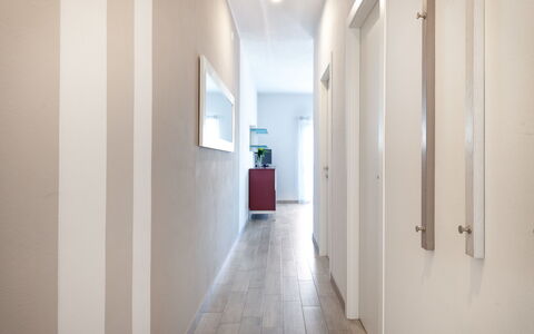 Brenzone 699: Bianca, Proprietà, Soffitto, Camera, Pavimento, Interior Design, Costruzione, Architettura, Parete, Casa