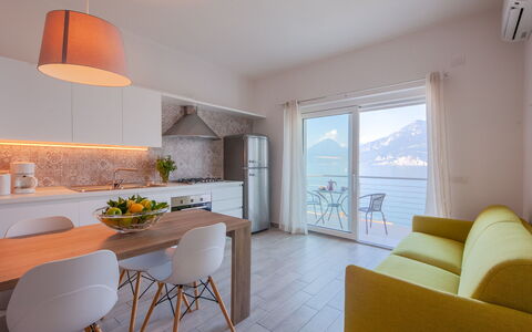 Brenzone 699: Camera, Interior Design, Proprietà, Mobilia, Soggiorno, Costruzione, Giallo, Casa, Tavolo, Pavimento