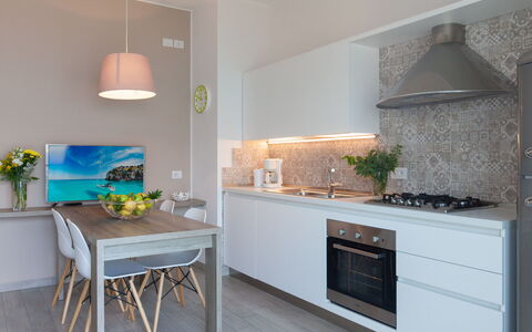 Brenzone 699: Controsoffitto, Mobilia, Camera, Cucina, Proprietà, Cabinetry, Cucina Stufa, Interior Design, Pavimento, Turchese