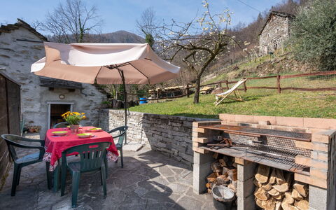 Baita Anita: Cielo, Proprietà, Pianta, Albero, Mobili Da Esterno, Shade, Tavolo, Tavolo Esterno, Legna, Paesaggio