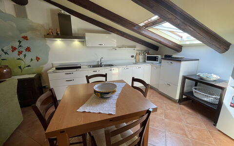Il Ghiro: Mobilia, Tavolo, Sedia, Cucina, Legna, Controsoffitto, Pavimentazione, Pavimento, Elettrodomestico Da Cucina, Cabinetry