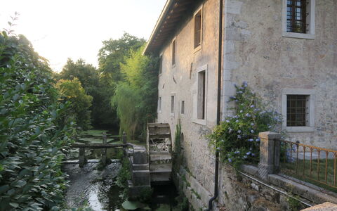 Casa del Ligustro: Cielo, Nube, Costruzione, Proprietà, Finestra, Legna, Tavolo, Casa, Shade, Mobili Da Esterno