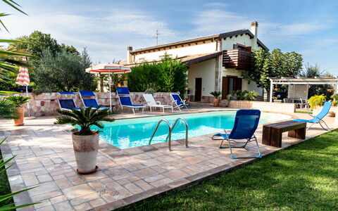 Rêve D'Or: Cielo, Acqua, Pianta, Nube, Costruzione, Piscina, Azzurro, Sedia, Vaso Di Fiori, Mobili Da Esterno