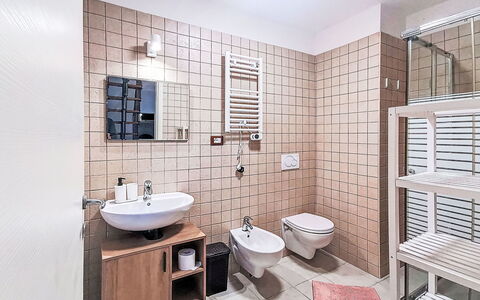 Rêve D'Or: Idraulico Fixture, Bagno, Pavimentazione, Interior Design, Toilet Seat, Gabinetto, Lavandino Del Bagno, Pavimento, Lavello, Idraulico