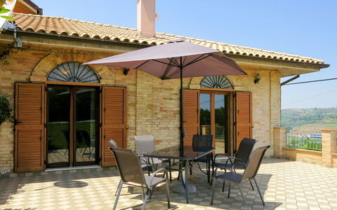 Gabriele: Cielo, Proprietà, Mobilia, Sedia, Finestra, Shade, Mobili Da Esterno, Costruzione, Villetta, Tavolo Esterno