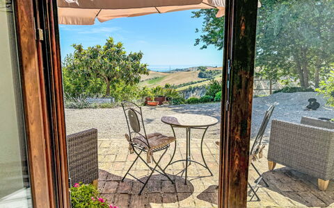 Roseto degli Abruzzi 620: Mobilia, Mobili Da Esterno, Sedia, Tavolo Esterno, Giardino, Vaso Di Fiori, Shade, Landscaping, Cortile, Cucina & Sala Da Pranzo Tavolo