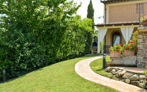 L' Ulivo: Proprietà, Erba, Verde, Prato, Paesaggio Naturale, Casa, Giardino, Albero, Parete, Immobiliare