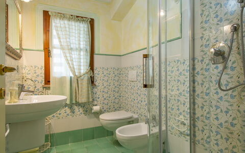 L' Ulivo: Idraulico Fixture, Specchio, Proprietà, Lavello, Viola, Bagno, Interior Design, Rubinetto, Architettura