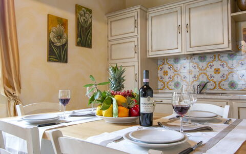 L' Ulivo: Proprietà, Mobilia, Tavola, Cabinetry, Pianta, Controsoffitto, Cucina, Dishware, Costruzione, Interior Design