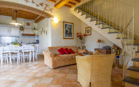 L' Ulivo: Proprietà, Mobilia, Tavolo, Divano, Decorazione, Interior Design, Sedia, Soggiorno, Pavimentazione, Legna