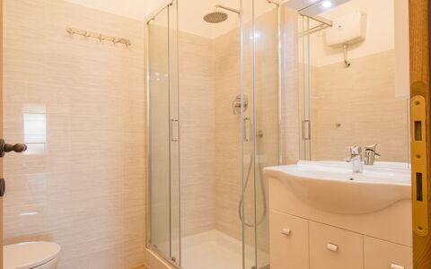 Pomarance 648: Idraulico Fixture, Proprietà, Doccia Porta, Rubinetto, Bagno, Soffione Doccia, Specchio, Doccia, Lavello