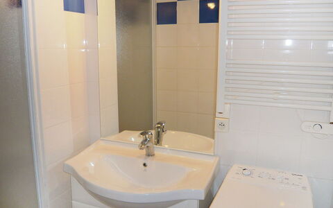 Lacanau 600: Bagno, Proprietà, Camera, Piastrella, Lavello, Lavandino Del Bagno, Rubinetto, Idraulico Fixture, Parete, Gabinetto