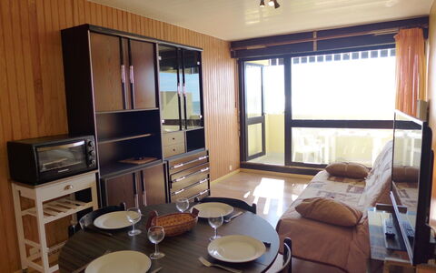 Lacanau 600: Camera, Mobilia, Proprietà, Costruzione, Interior Design, Casa, Immobiliare, Pavimento, Tavolo, Soggiorno