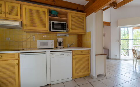 Lacanau 680: Cabinetry, Proprietà, Mobilia, Finestra, Controsoffitto, Costruzione, Legna, Interior Design, Elettrodomestico Da Cucina, Cucina