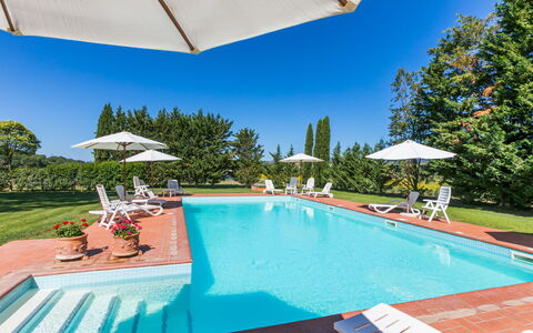 Suvereto 649: Acqua, Pianta, Proprietà, Ombrello, Cielo, Piscina, Azzurro, Costruzione, Shade, Blu