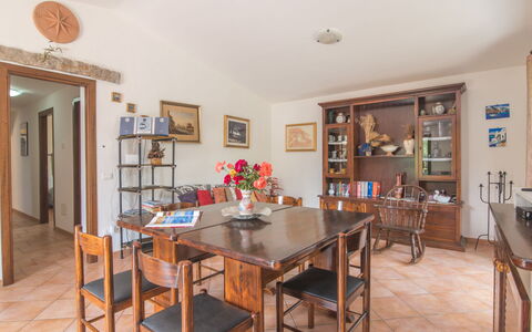Stazzu Mendola: Tavolo, Mobilia, Proprietà, Fiore, Sedia, Cornice, Pianta Della Casa, Mensola, Legna, Interior Design