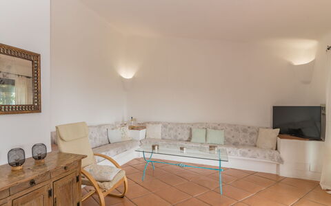 Mimosa: Tavolo, Mobilia, Proprietà, Divano, Cornice, Legna, Comfort, Interior Design, Illuminazione, Beige