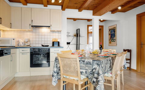 Les Crosets 606: Proprietà, Mobilia, Cabinetry, Legna, Tavolo, Interior Design, Elettrodomestico Da Cucina, Controsoffitto, Cucina Stufa, Pavimentazione