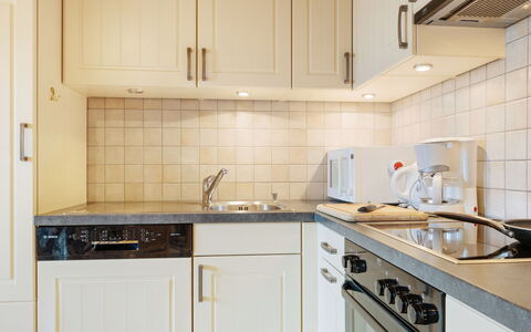 Les Crosets 606: Marrone, Lavandino Della Cucina, Cabinetry, Lavello, Proprietà, Controsoffitto, Rubinetto, Costruzione, Cucina, Cucina Stufa