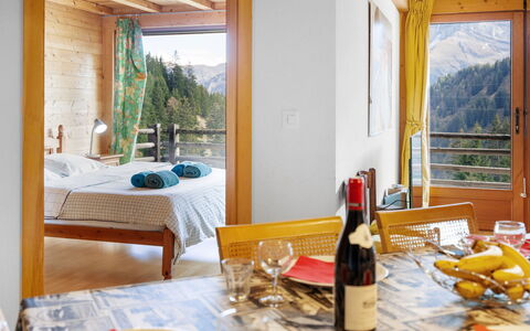 Les Crosets 606: Mobilia, Tavola, Proprietà, Tavolo, Bottiglia, Bicchieri, Interior Design, Tessile, Tovaglia, Legna