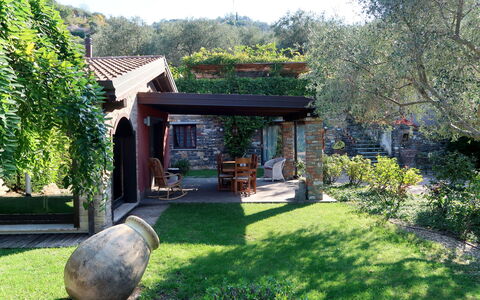 Villa Monterosso (Imp420): Pianta, Cielo, Costruzione, Albero, Shade, Erba, Paesaggio Naturale, Casa, Arbusto, Tempo Libero