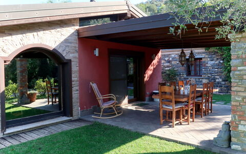 Villa Monterosso (Imp420): Pianta, Proprietà, Mobilia, Costruzione, Cielo, Shade, Albero, Sedia, Legna, Mobili Da Esterno